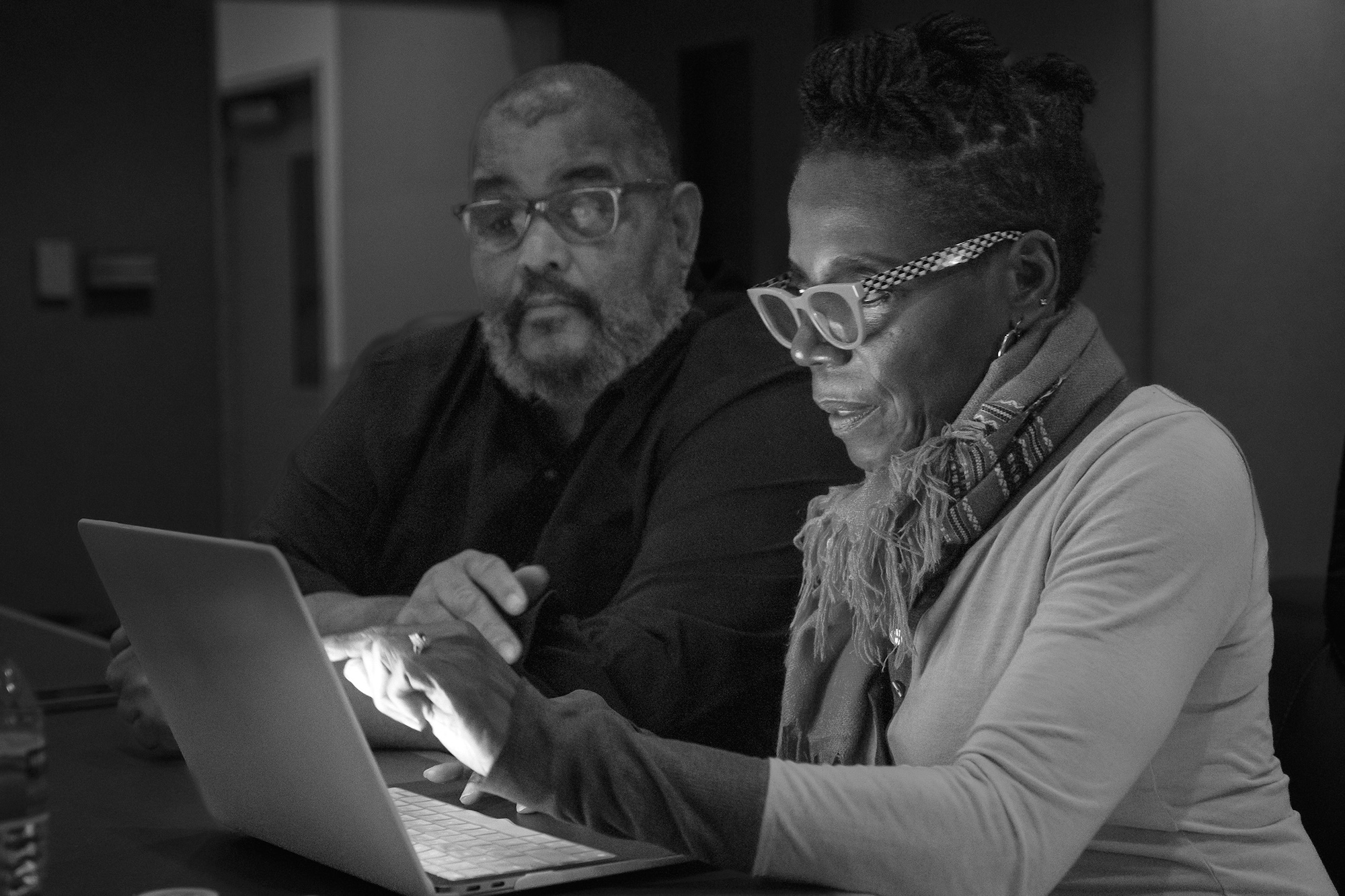 Dawoud Bey and Gaynell Sherrod work together at a laptop